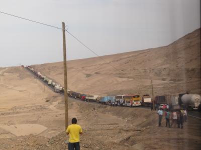 2 Tage im Stau, durch Proteste der Minenarbeiter Perus verursacht, die mit brennenden Bussen etc die Stra&szlig;en in den D&ouml;rfern bis nach Lima gesperrt und unter Kontrolle hatten. 